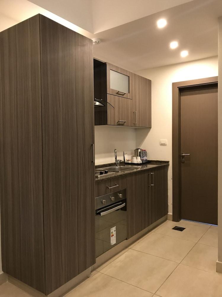 עמאן Almond Hotel Apartments מראה חיצוני תמונה