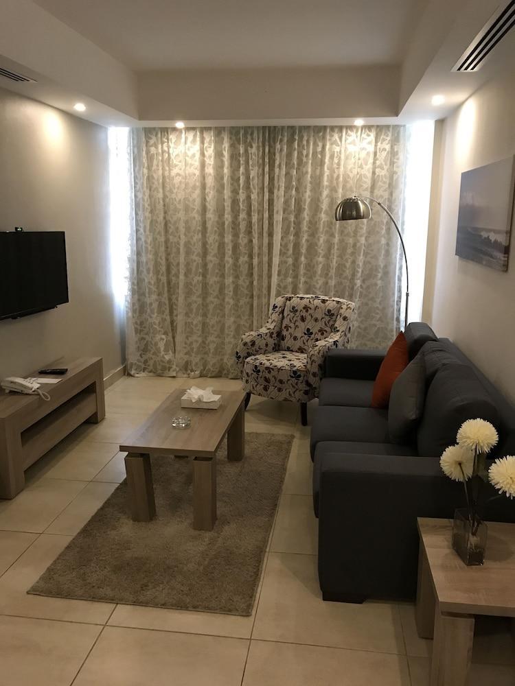 עמאן Almond Hotel Apartments מראה חיצוני תמונה